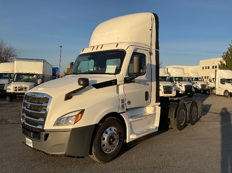 2022 Freightliner Cascadia - image 3