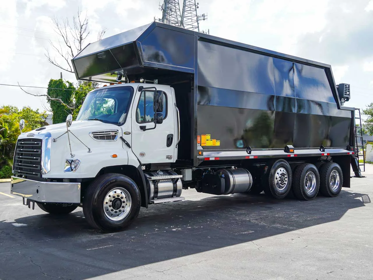 2026 Freightliner 114SD — photo 2
