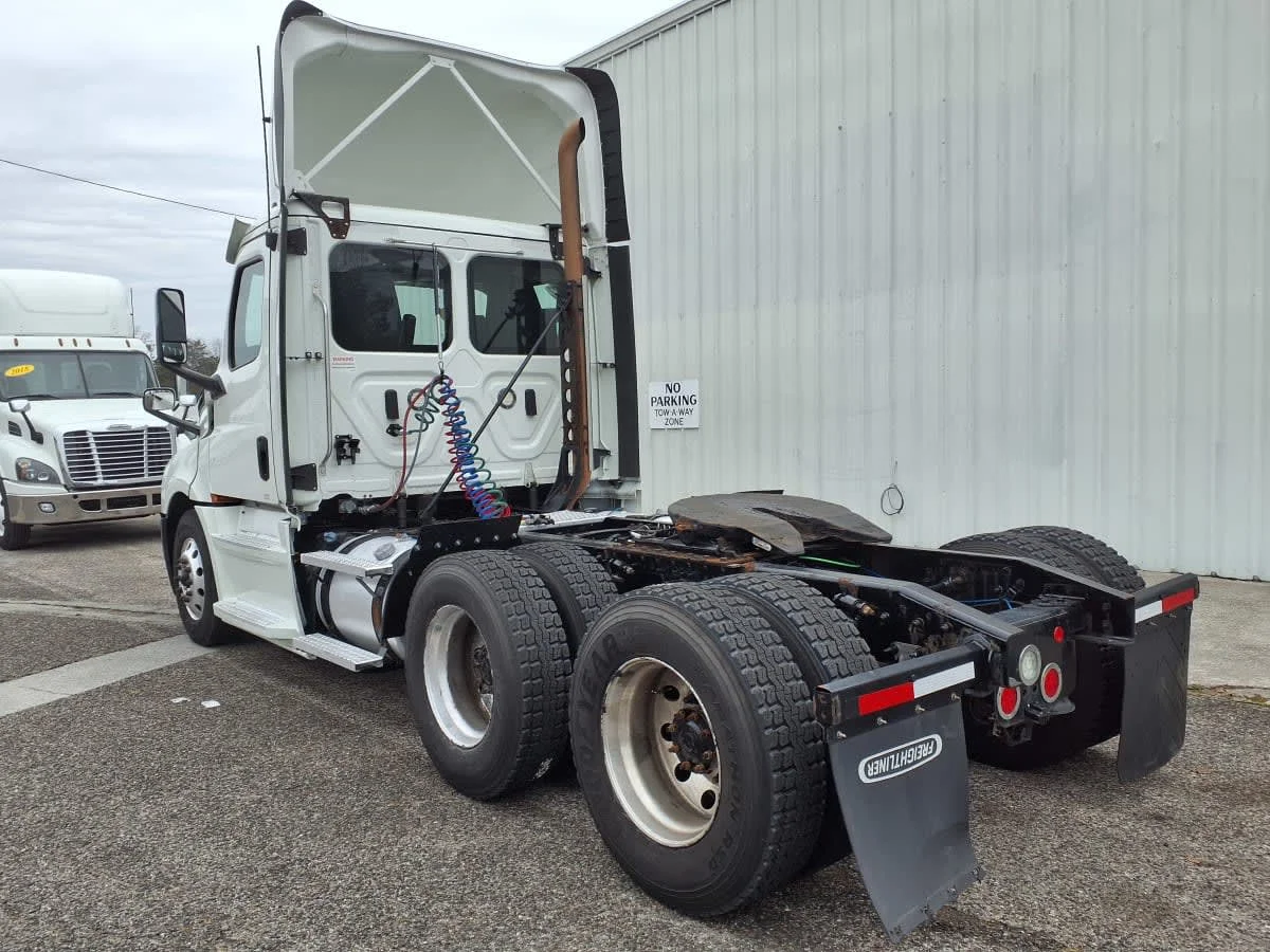2020 Freightliner Cascadia in Knoxville, TN — photo 6