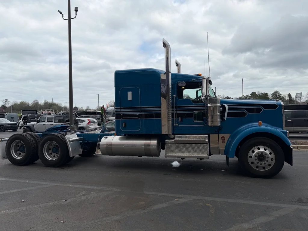 2027 Kenworth W900 — photo 4