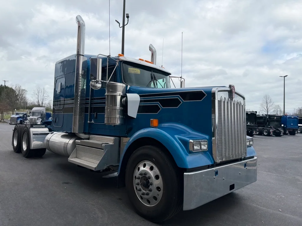 2027 Kenworth W900 — photo 3