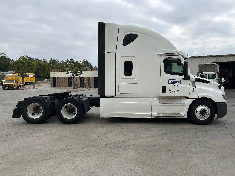 2021 Freightliner Cascadia - image 8