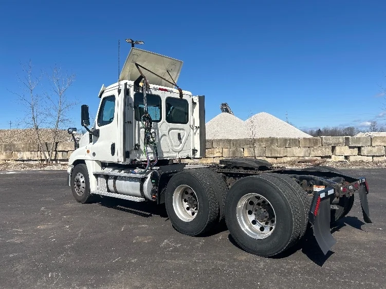 2019 Freightliner Cascadia - image 5