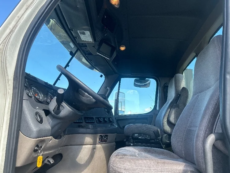 2019 Freightliner Cascadia - image 9