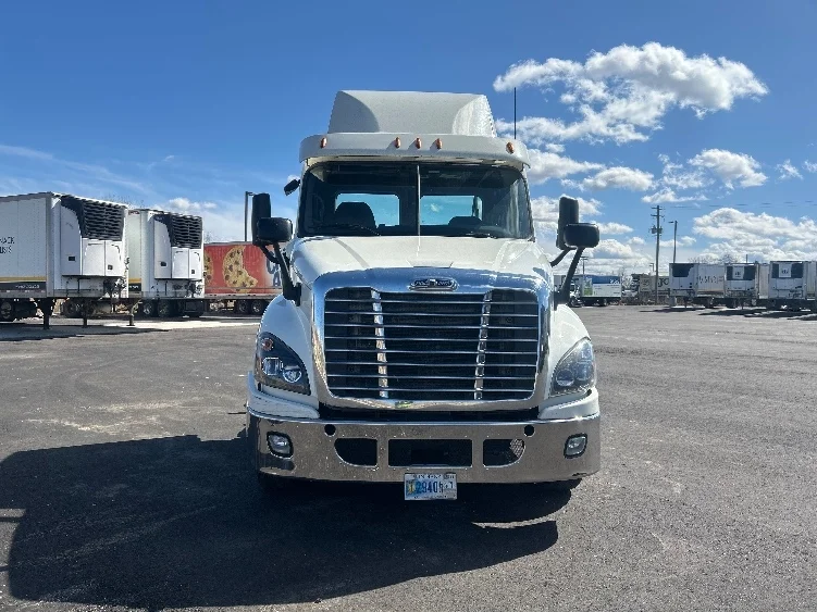 2019 Freightliner Cascadia - image 2