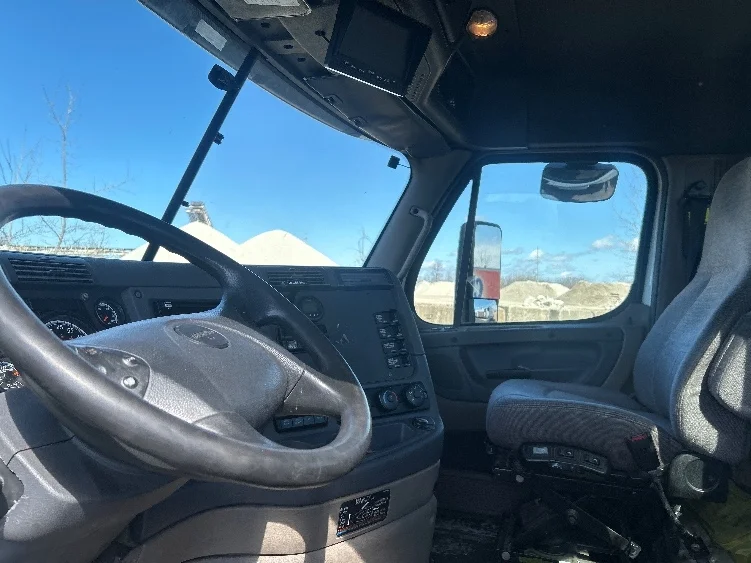 2019 Freightliner Cascadia - image 10