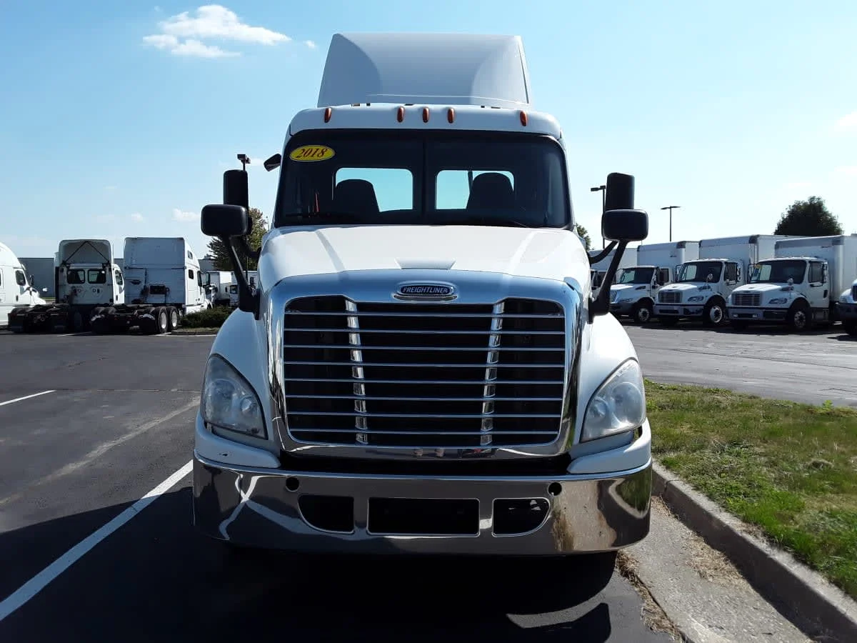 2018 Freightliner Cascadia in Altoona, IA — photo 2