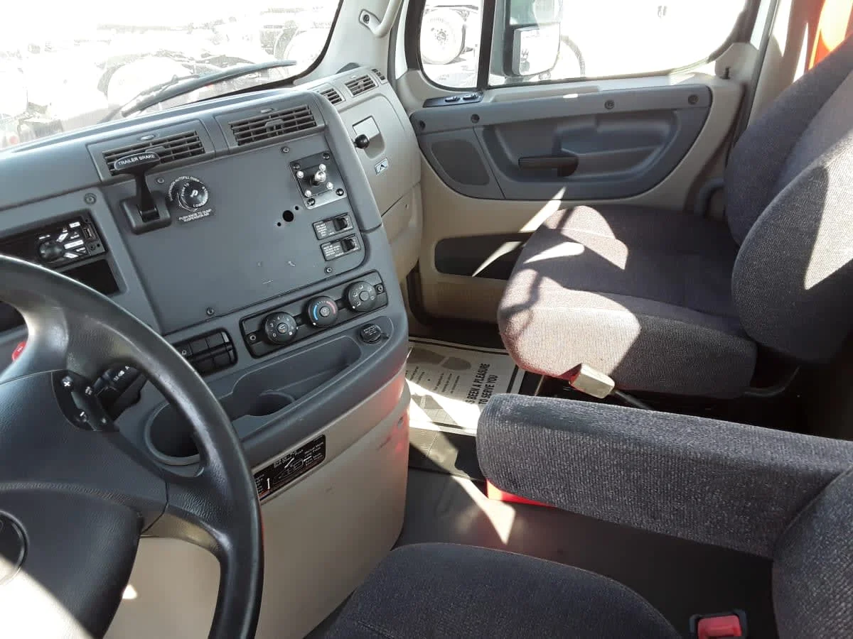 2018 Freightliner Cascadia in Altoona, IA — photo 7