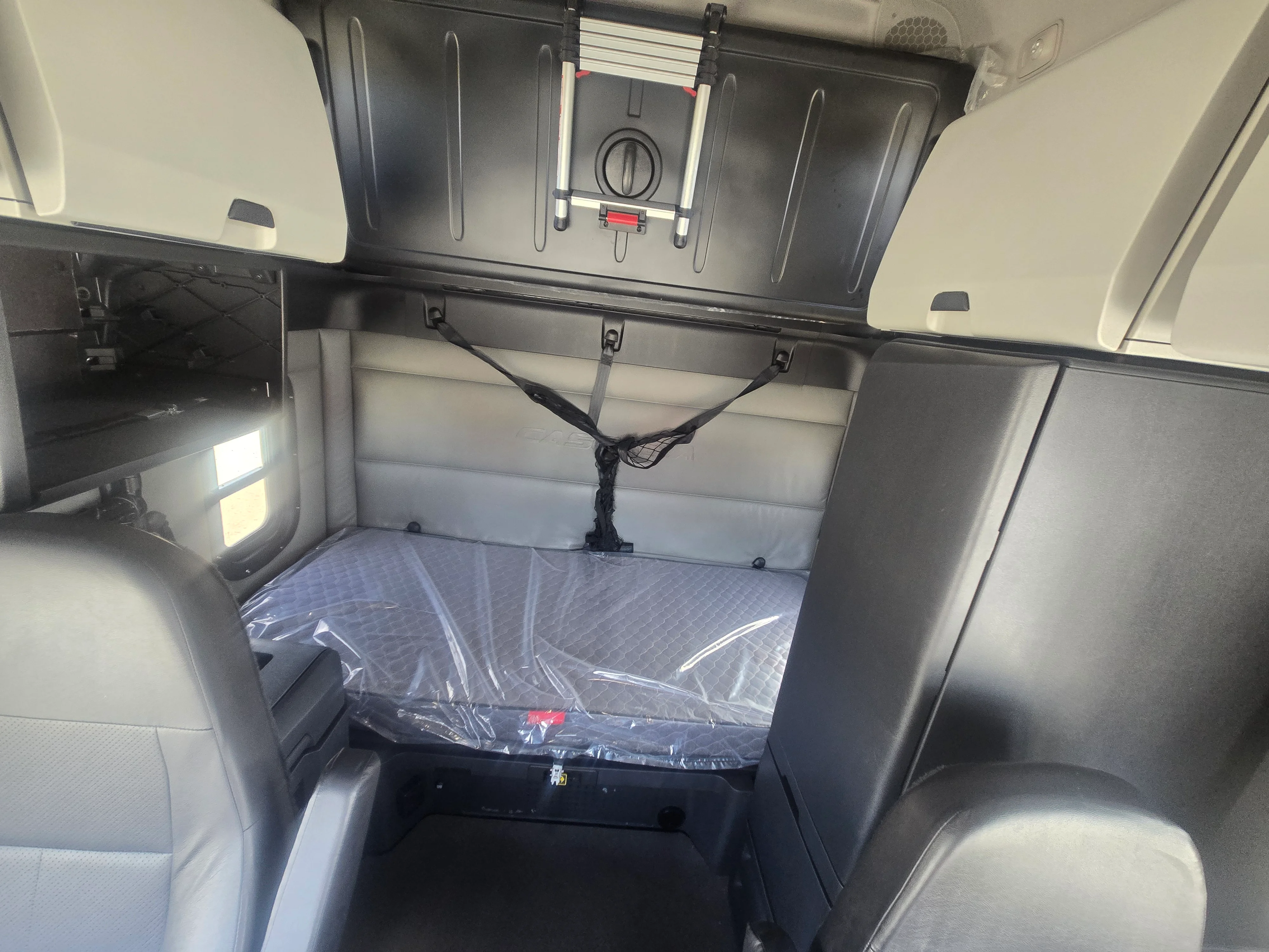 2022 Freightliner Cascadia in Fresno, CA — photo 2