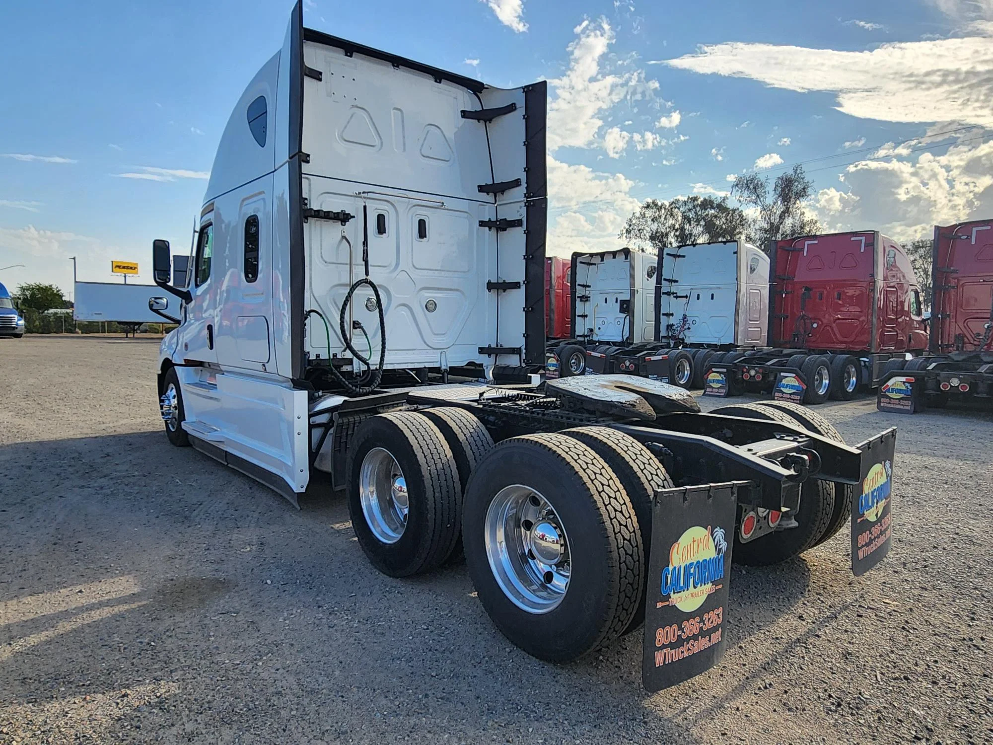 2022 Freightliner Cascadia in Fresno, CA — photo 11