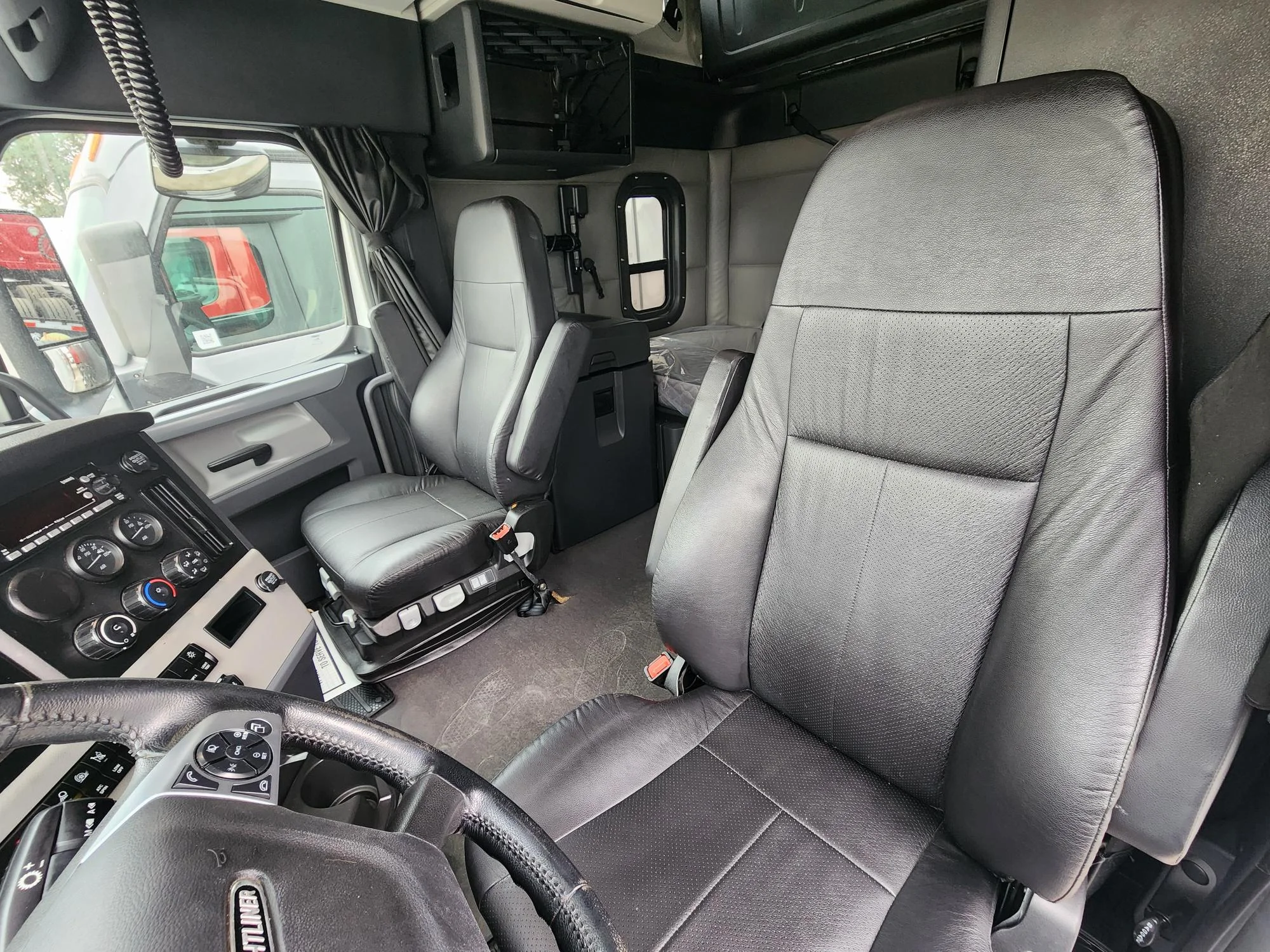 2022 Freightliner Cascadia in Fresno, CA — photo 21