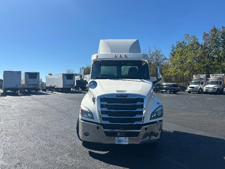 2020 Freightliner Cascadia - image 2
