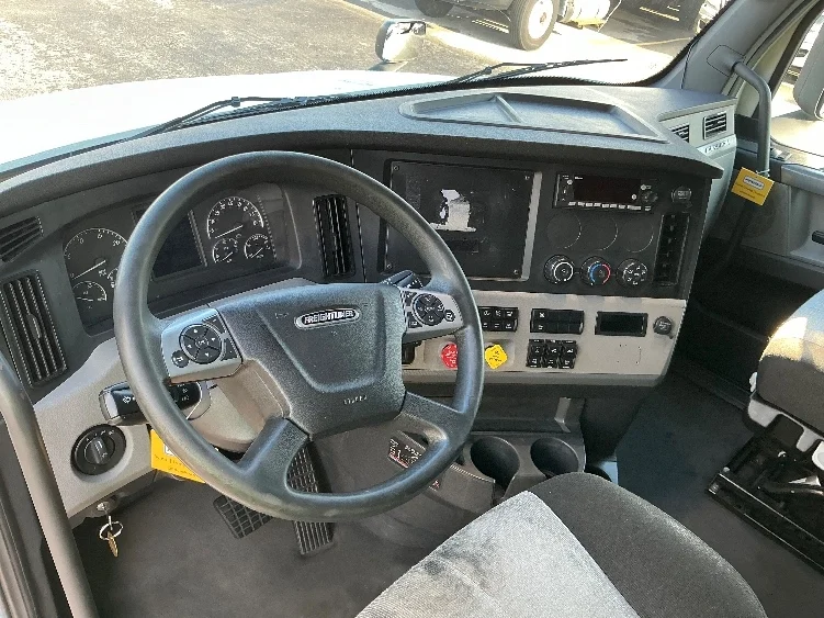 2022 Freightliner Cascadia - image 10