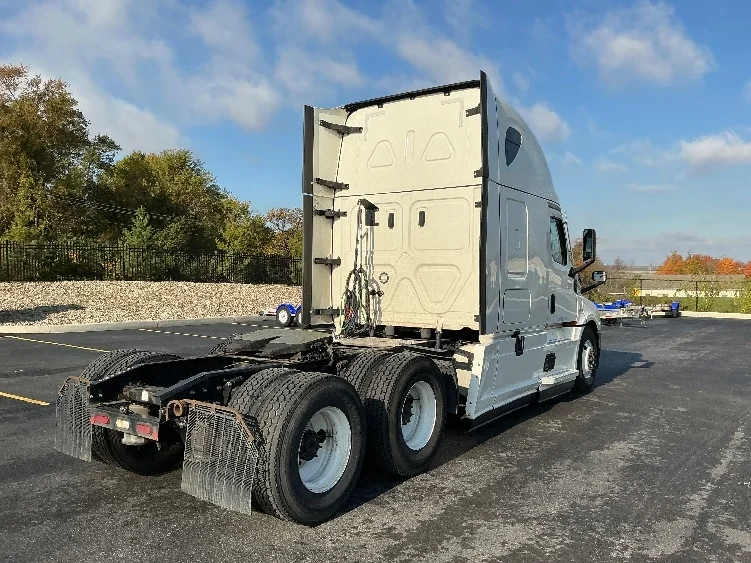 2022 Freightliner Cascadia - image 7