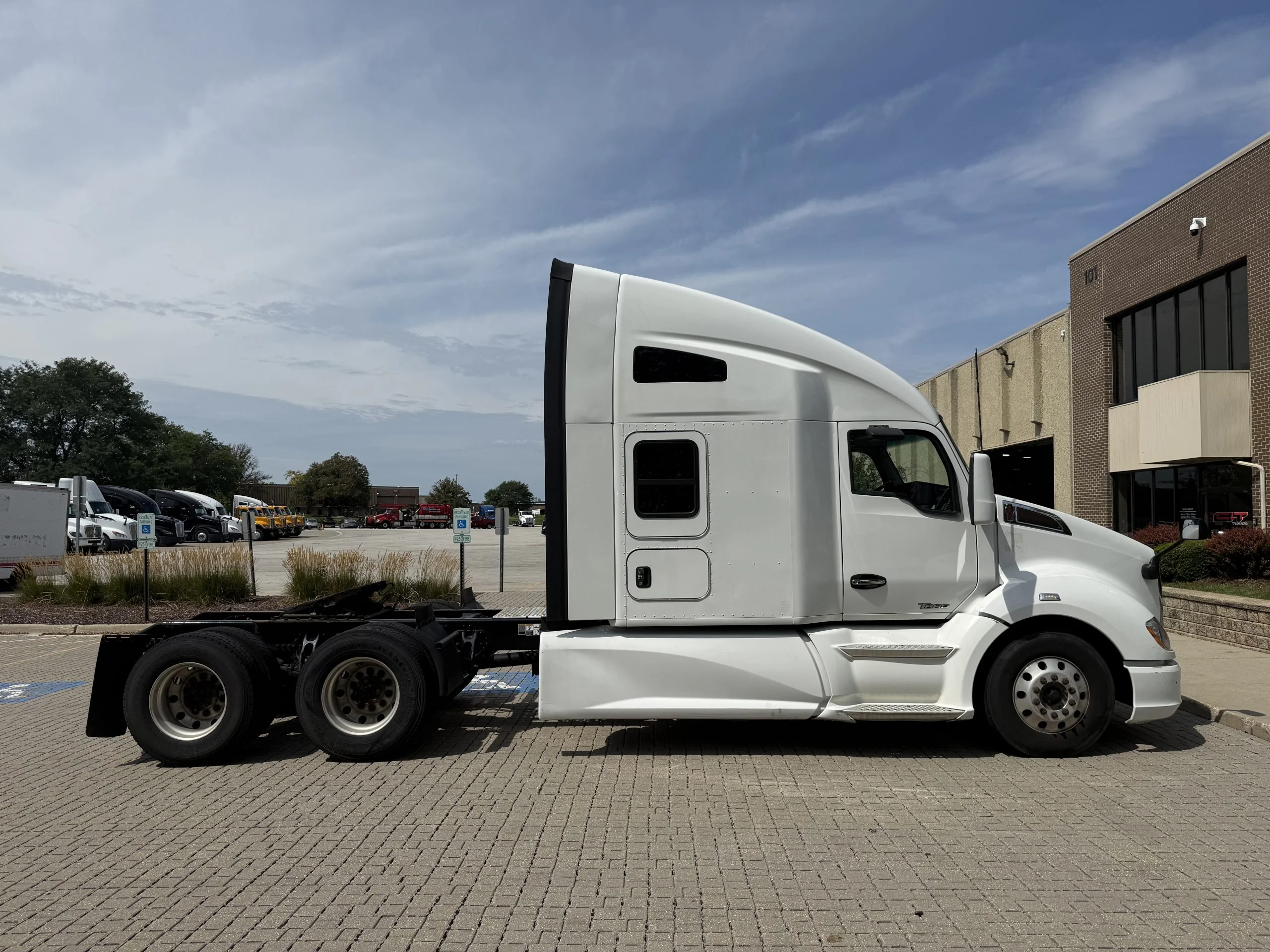 2022 Kenworth T680 in Wood Dale, IL — photo 4