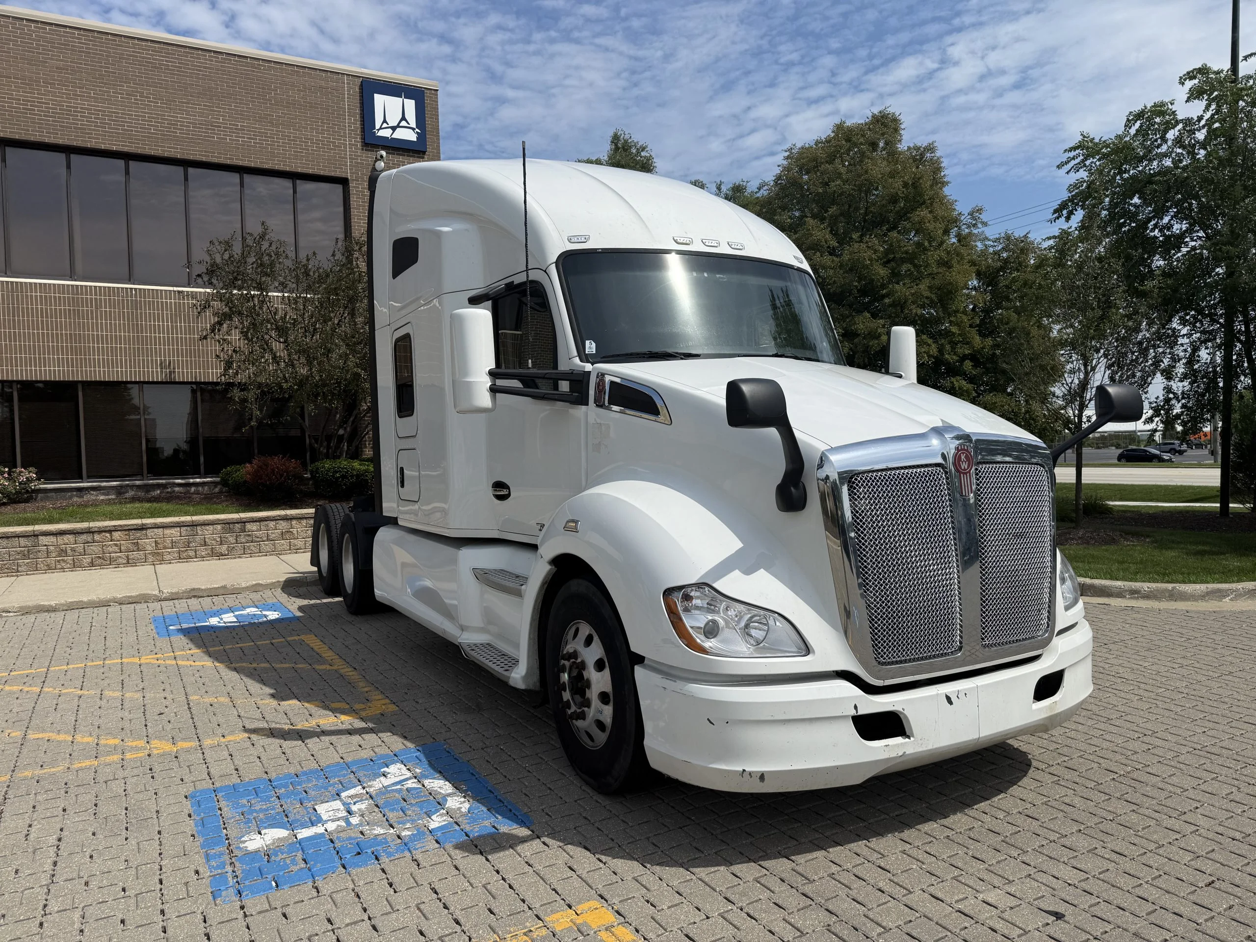 2022 Kenworth T680 in Wood Dale, IL — photo 3