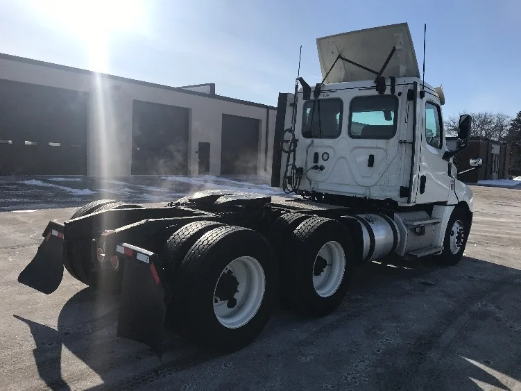 2018 Freightliner Cascadia in Brooklyn Park, MN — photo 7