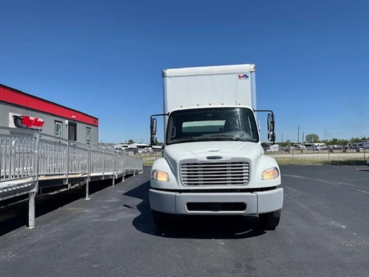 2018 Freightliner M2 106 in Clarksville, IN — photo 2