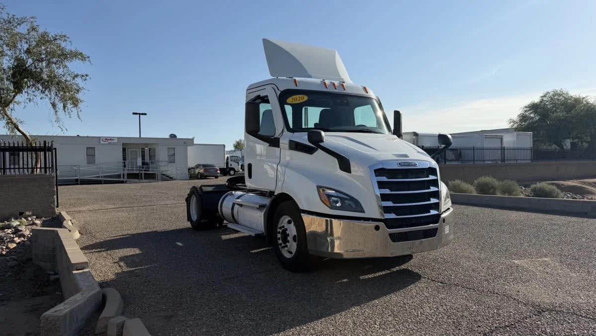 2020 Freightliner Cascadia in Phoenix, AZ — photo 3