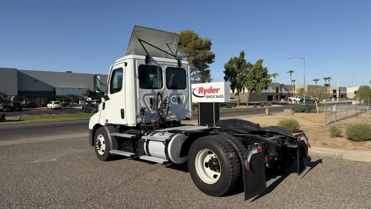 2020 Freightliner Cascadia in Phoenix, AZ — photo 6