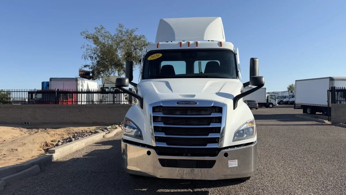 2020 Freightliner Cascadia in Phoenix, AZ — photo 2