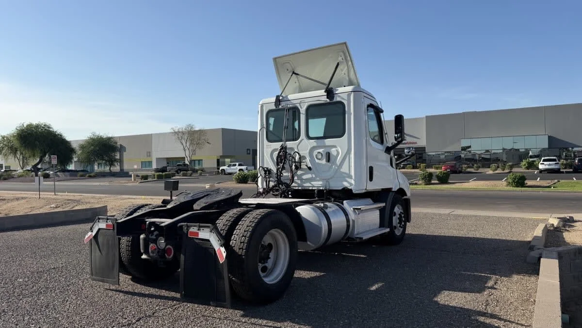 2020 Freightliner Cascadia in Phoenix, AZ — photo 4