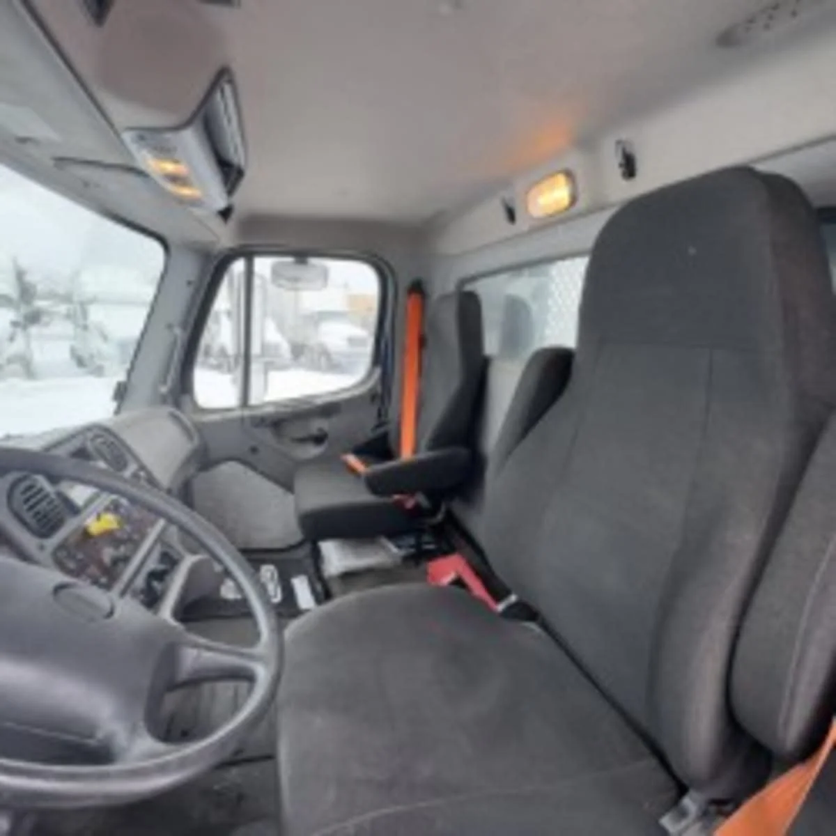 2020 Freightliner M2 106 - image 7