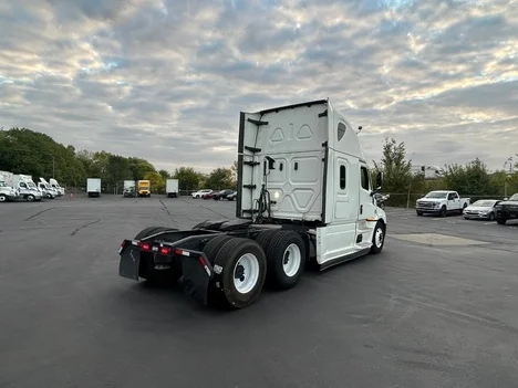 2021 Freightliner Cascadia - image 7