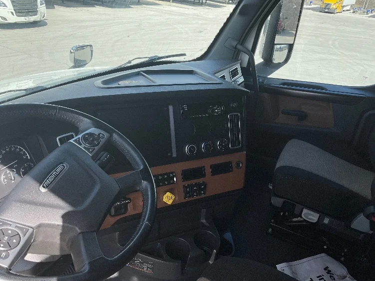 2021 Freightliner Cascadia - image 10