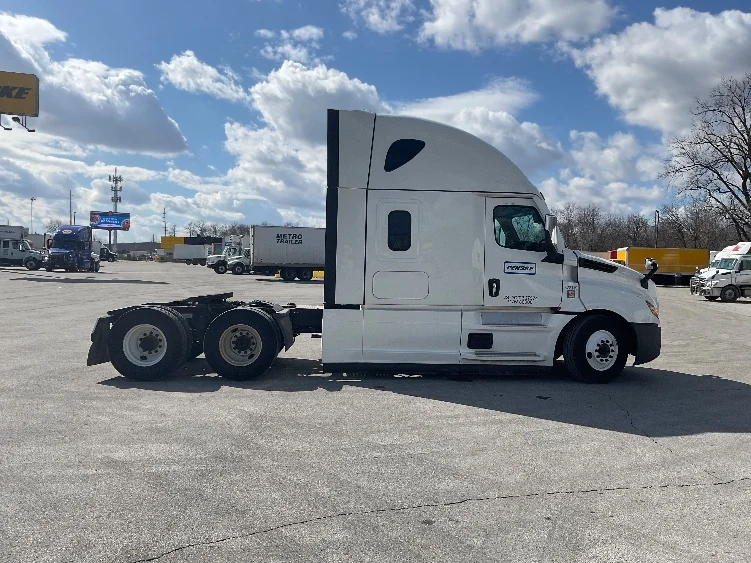 2021 Freightliner Cascadia - image 8