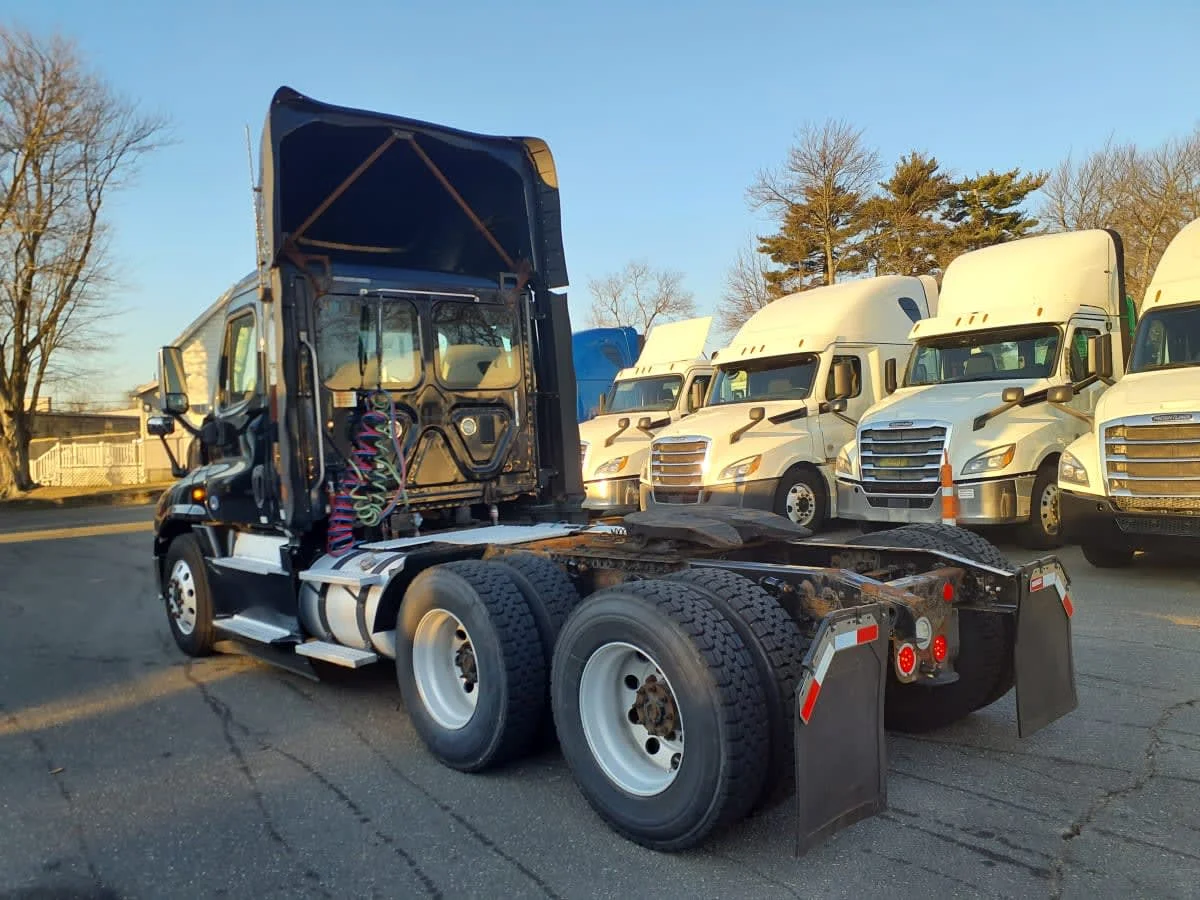 2016 Freightliner Cascadia - image 6