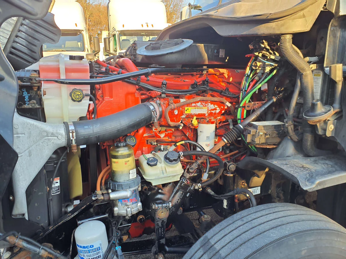 2016 Freightliner Cascadia - image 8