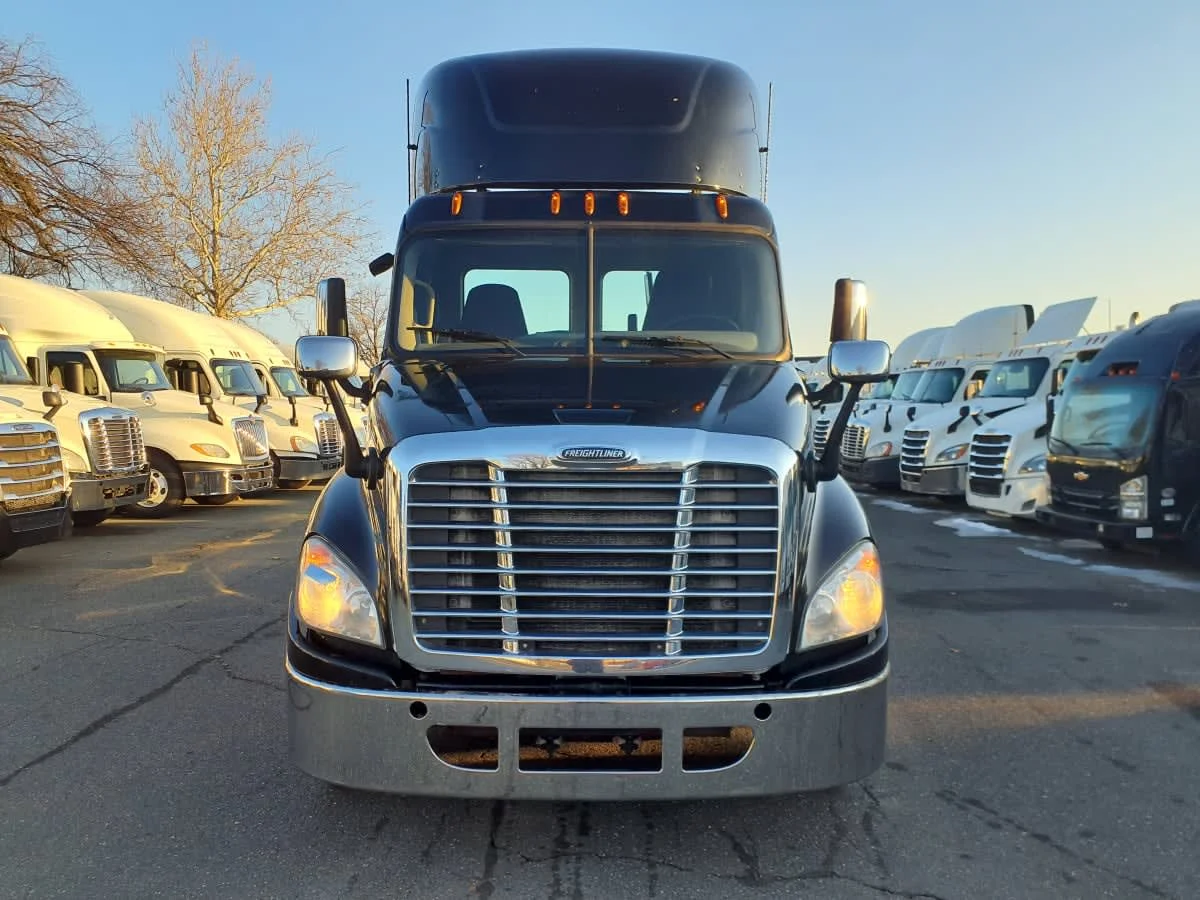 2016 Freightliner Cascadia - image 2