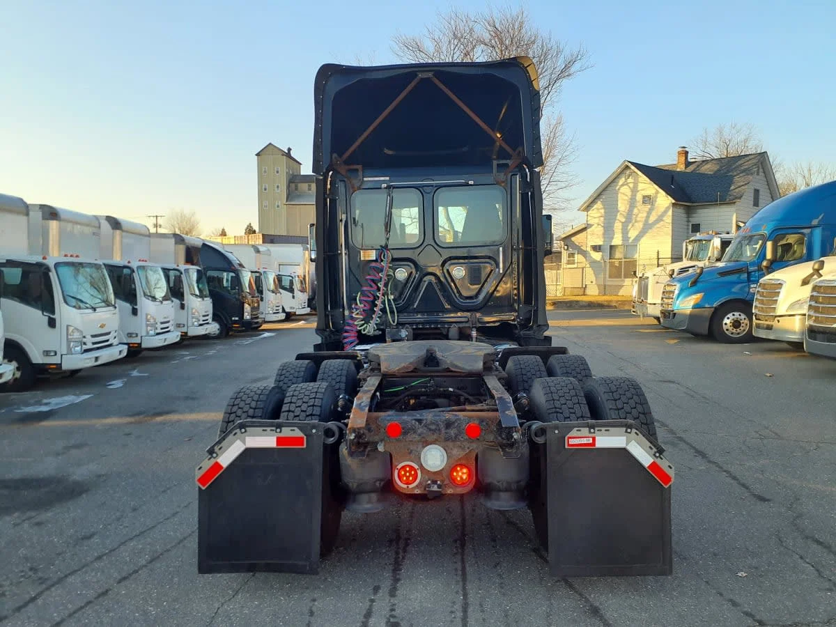 2016 Freightliner Cascadia - image 5