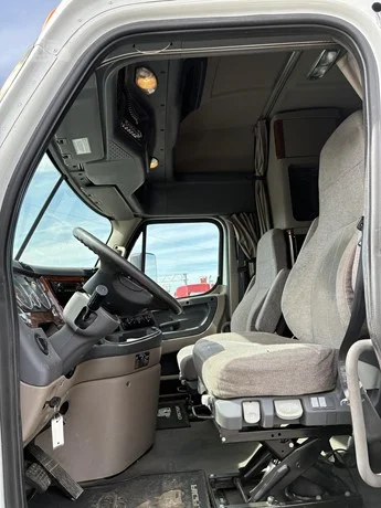 2014 Freightliner Cascadia - image 33