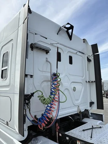 2014 Freightliner Cascadia - image 17