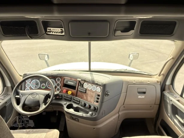 2014 Freightliner Cascadia - image 39