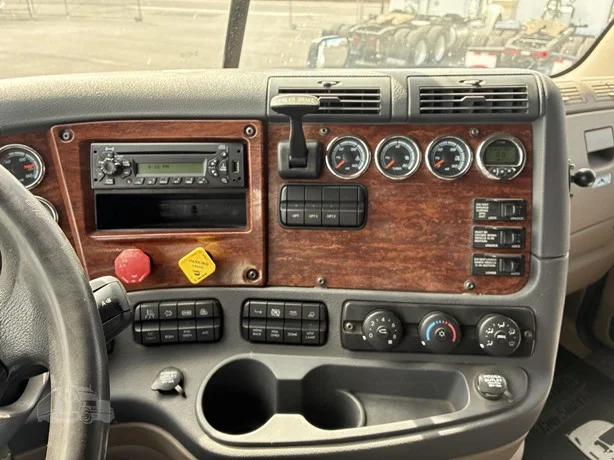 2014 Freightliner Cascadia - image 38