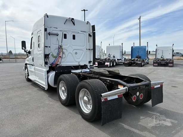 2014 Freightliner Cascadia - image 2