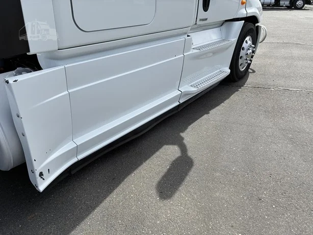 2014 Freightliner Cascadia - image 27