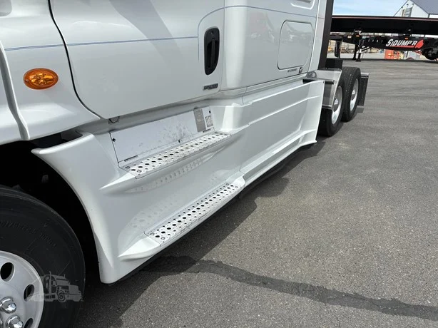 2014 Freightliner Cascadia - image 10