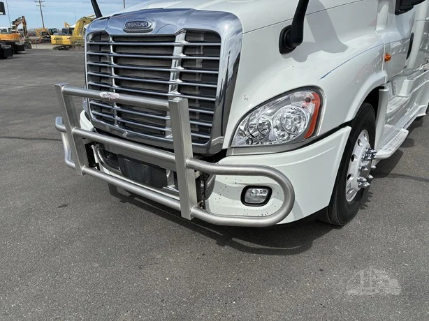 2014 Freightliner Cascadia - image 8