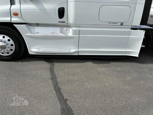 2014 Freightliner Cascadia - image 13