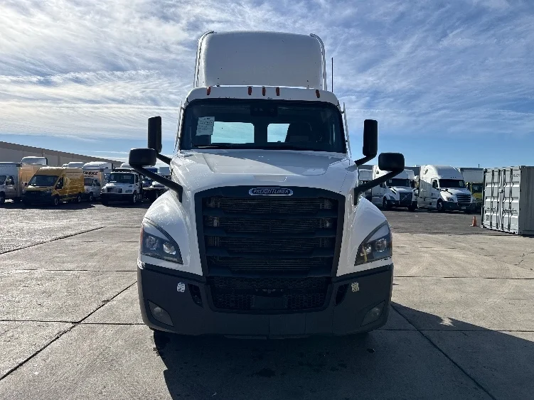 2022 Freightliner Cascadia in Phoenix, AZ — photo 2