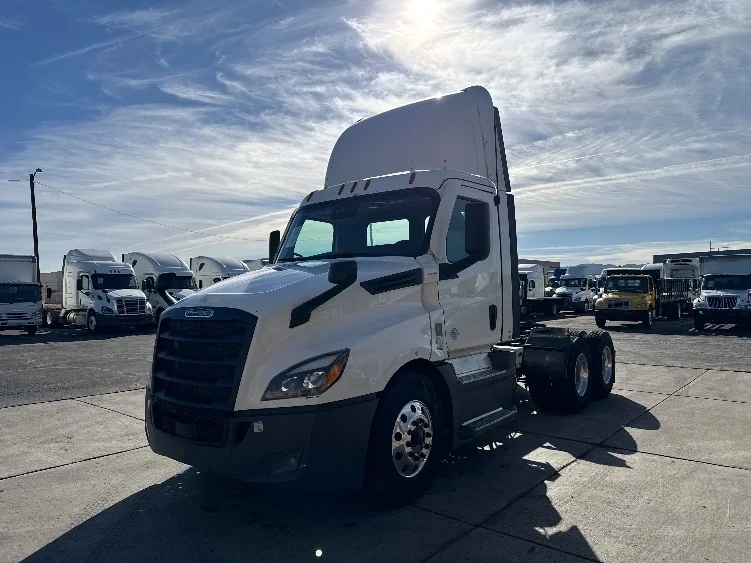 2022 Freightliner Cascadia in Phoenix, AZ — photo 3