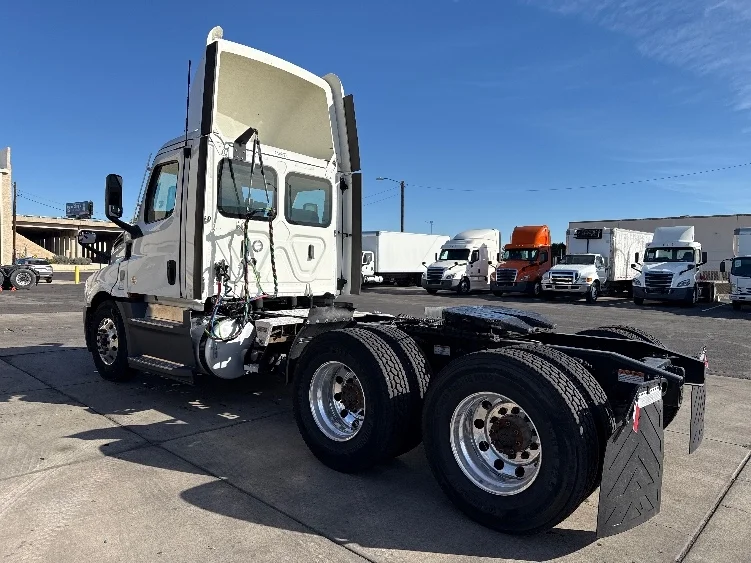 2022 Freightliner Cascadia in Phoenix, AZ — photo 5