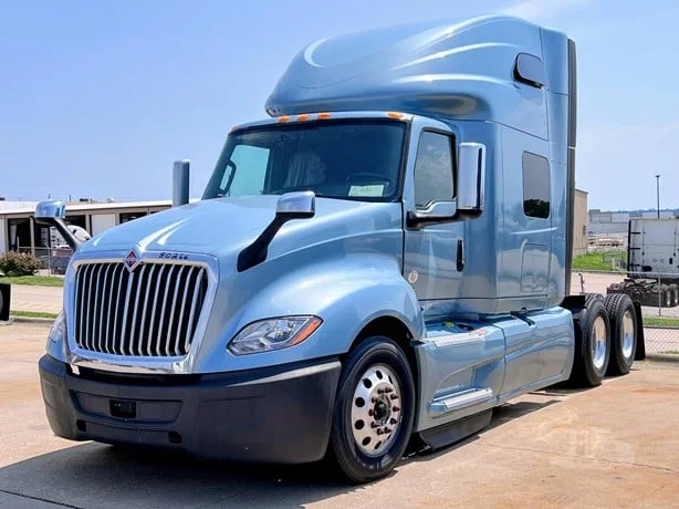 2022 International LT in Location: Phoenix, AZ — photo 2