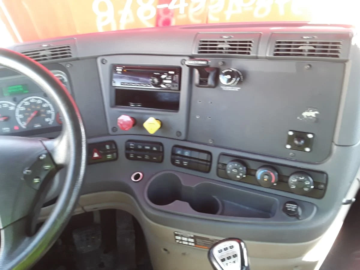 2019 Freightliner Cascadia - image 9