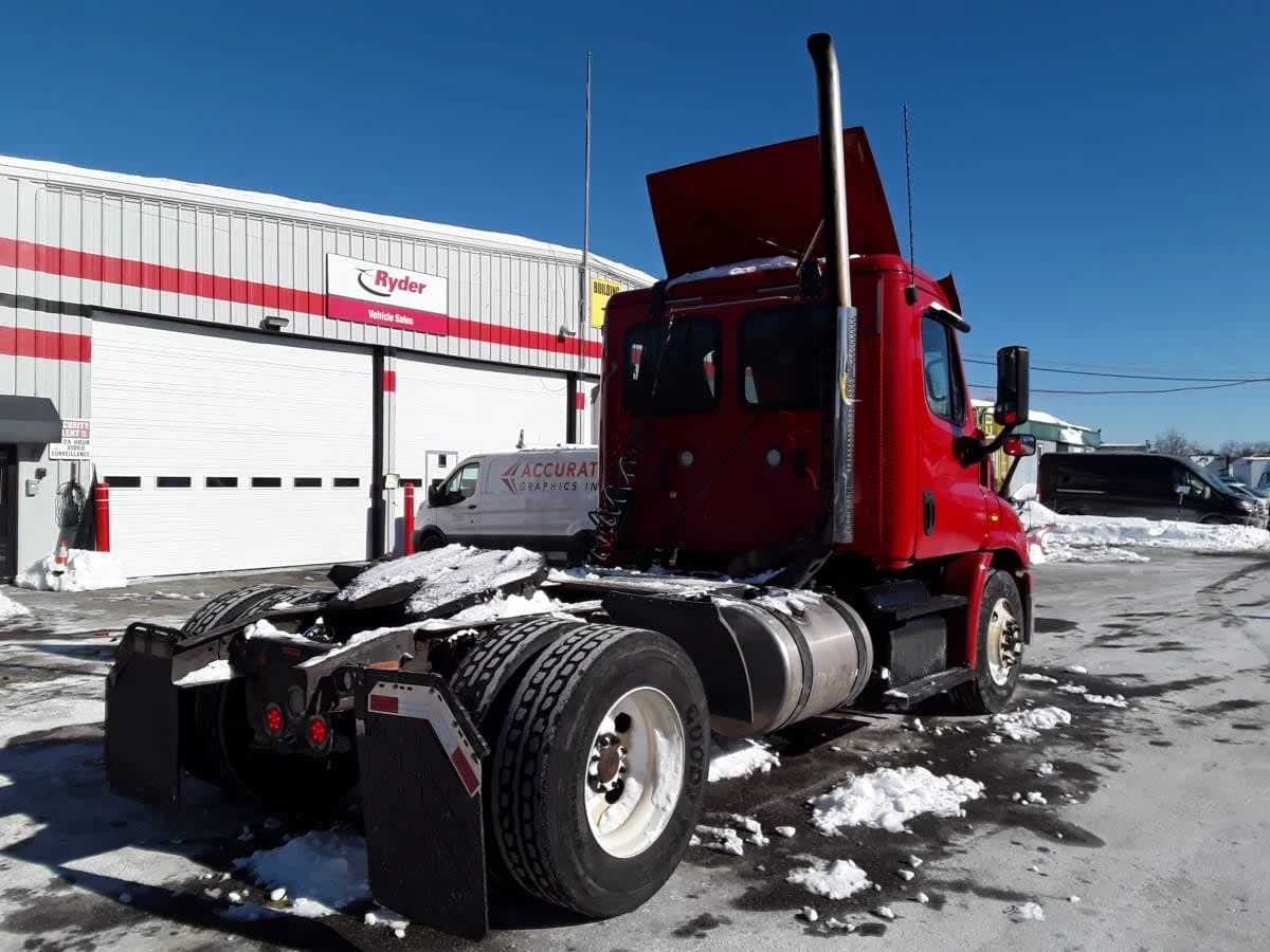2019 Freightliner Cascadia - image 4