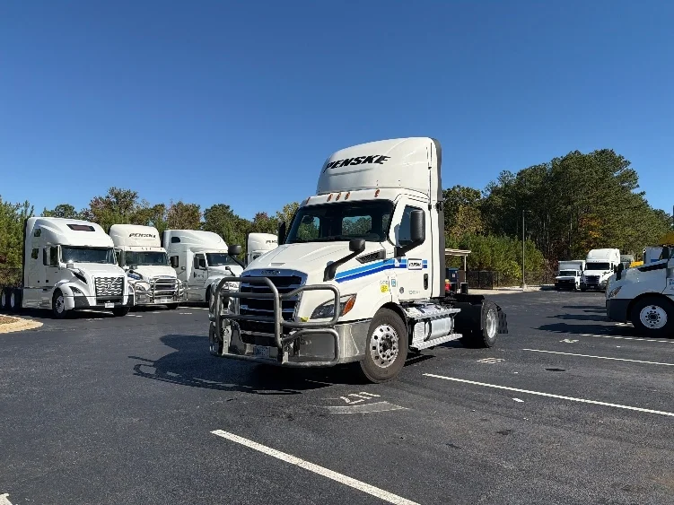 2020 Freightliner Cascadia - image 3